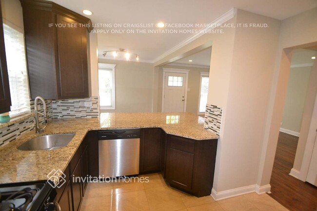 Building Photo - 5550 N Lotus Ave