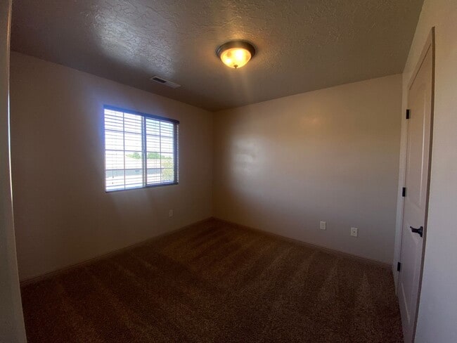 Building Photo - DARLING TOWNHOME AVAILABLE FOR RENT!