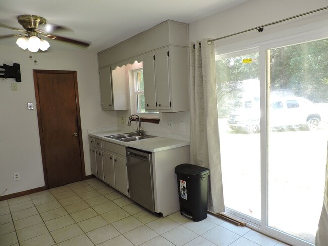 Building Photo - Convenient to schools, shopping & interstate.