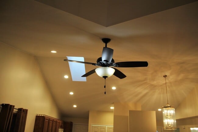 Building Photo - Available Now!- 2 Bedroom Condo In Davison