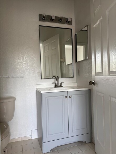 Building Photo - 8835 S Isles Cir
