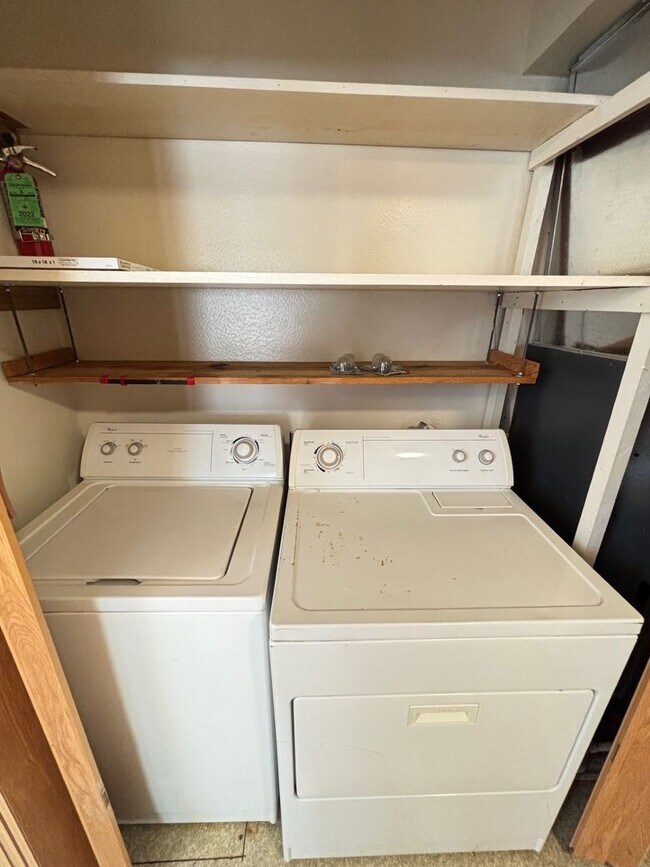 Building Photo - 910 S Webber St