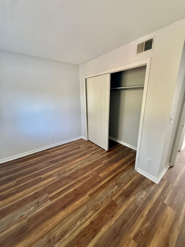 Building Photo - ONE MONTH RENT FREE Fully Renovated 2 Bed, 2 Bath Condo in South Charlotte