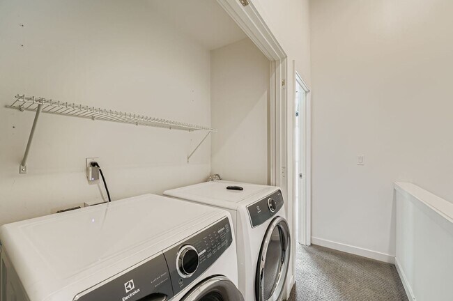 Building Photo - Modern 2-Bed, 2-Bath Townhome with Air-Conditioning in Rainier Beach