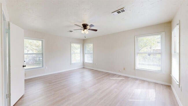 Building Photo - 911 E North Ave