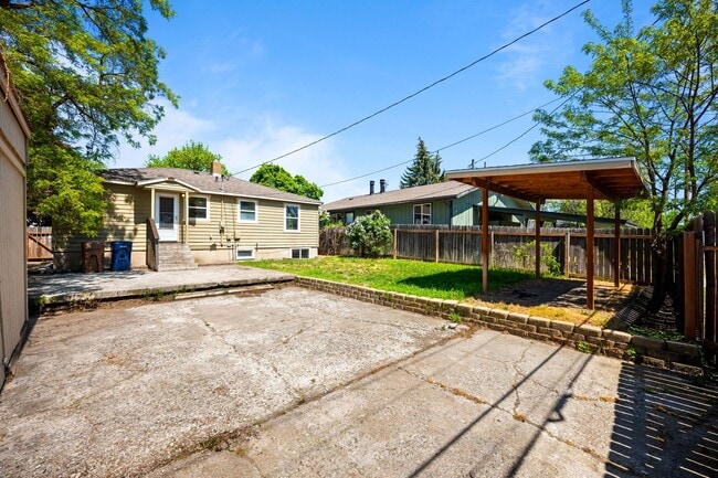 Building Photo - 5 Bedroom Northeast Spokane Home! - Availa...