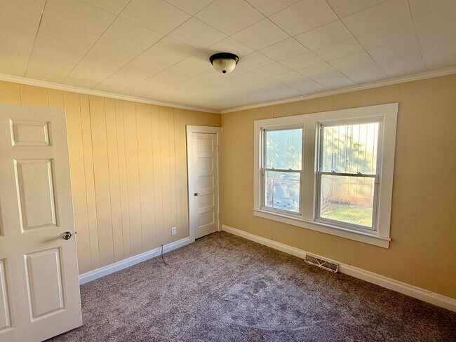 Building Photo - Three bedroom, 1 bath house in Burlington