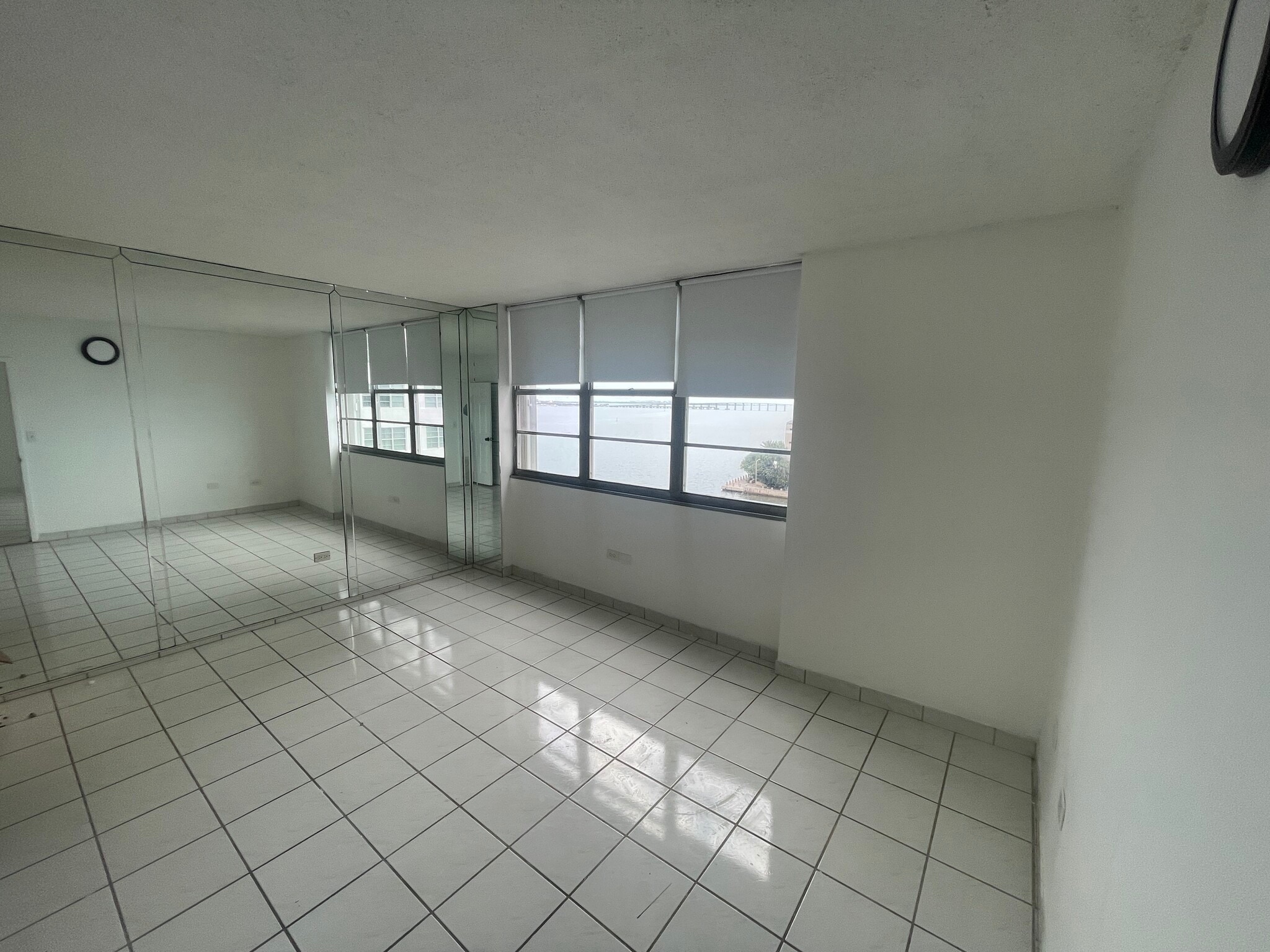 Building Photo - 905 Brickell Bay Dr