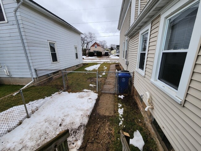 Building Photo - Large 4-Bedroom Home with a Spacious Layout.