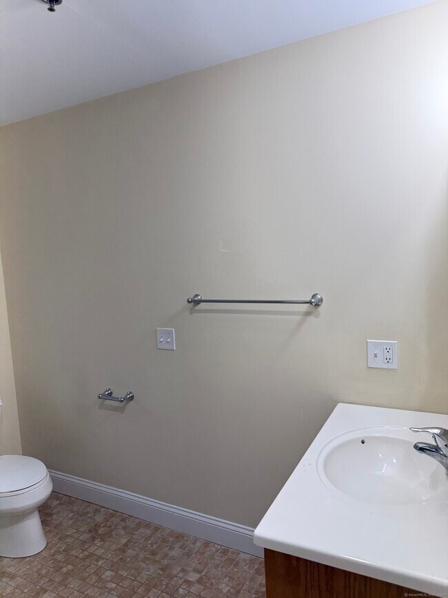 Building Photo - 380 Main St