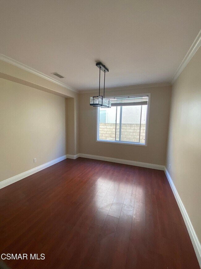 Building Photo - 2559 Parade Ave