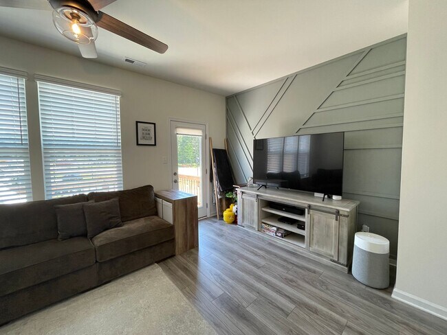 Building Photo - Huntington Pointe