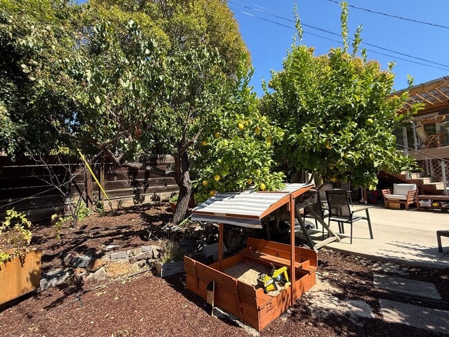Building Photo - Spacious 5BD/2BA Home in San Carlos with S...