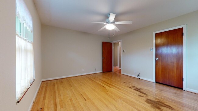 Building Photo - 31 S Tealwood Dr