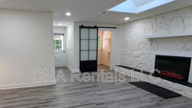 Building Photo - 4444 Hide a Way Dr