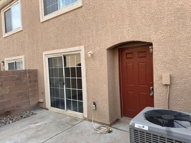 Building Photo - Awesome Three bedroom 2 1/2 townhouse in a gated community