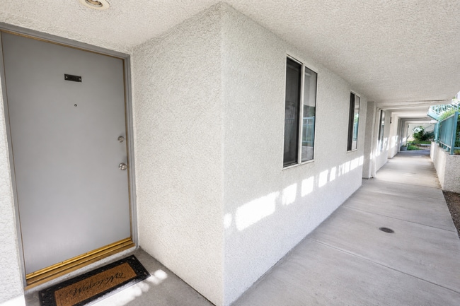 Building Photo - 2 Bedroom + 2 Bath Condo in Winnetka