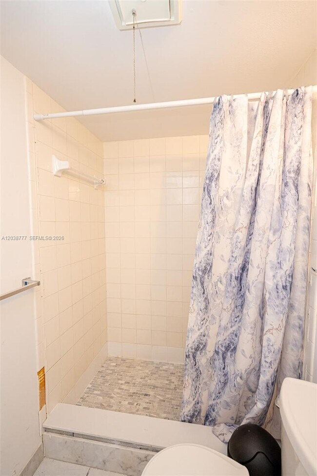 Building Photo - 3531 Inverrary Dr