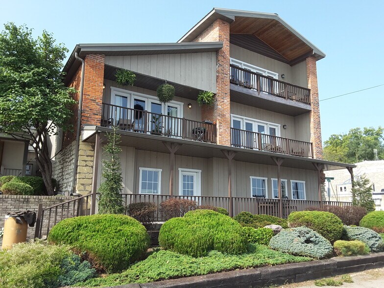 Fully Furnished with Garage Parking and Complimentary Laundry Room - 125 Water St