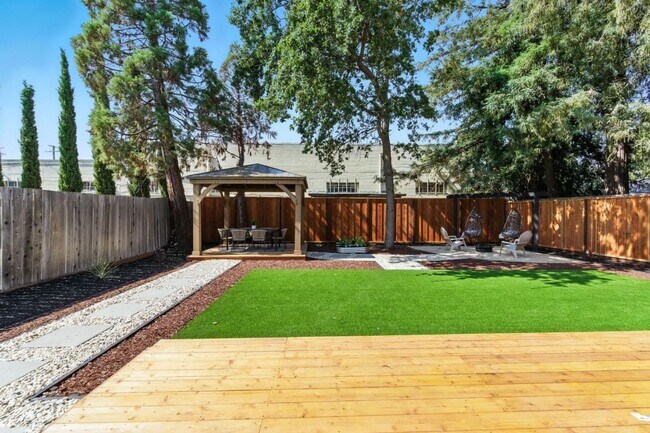 Building Photo - Refined Redwood City Living: Exquisitely R...