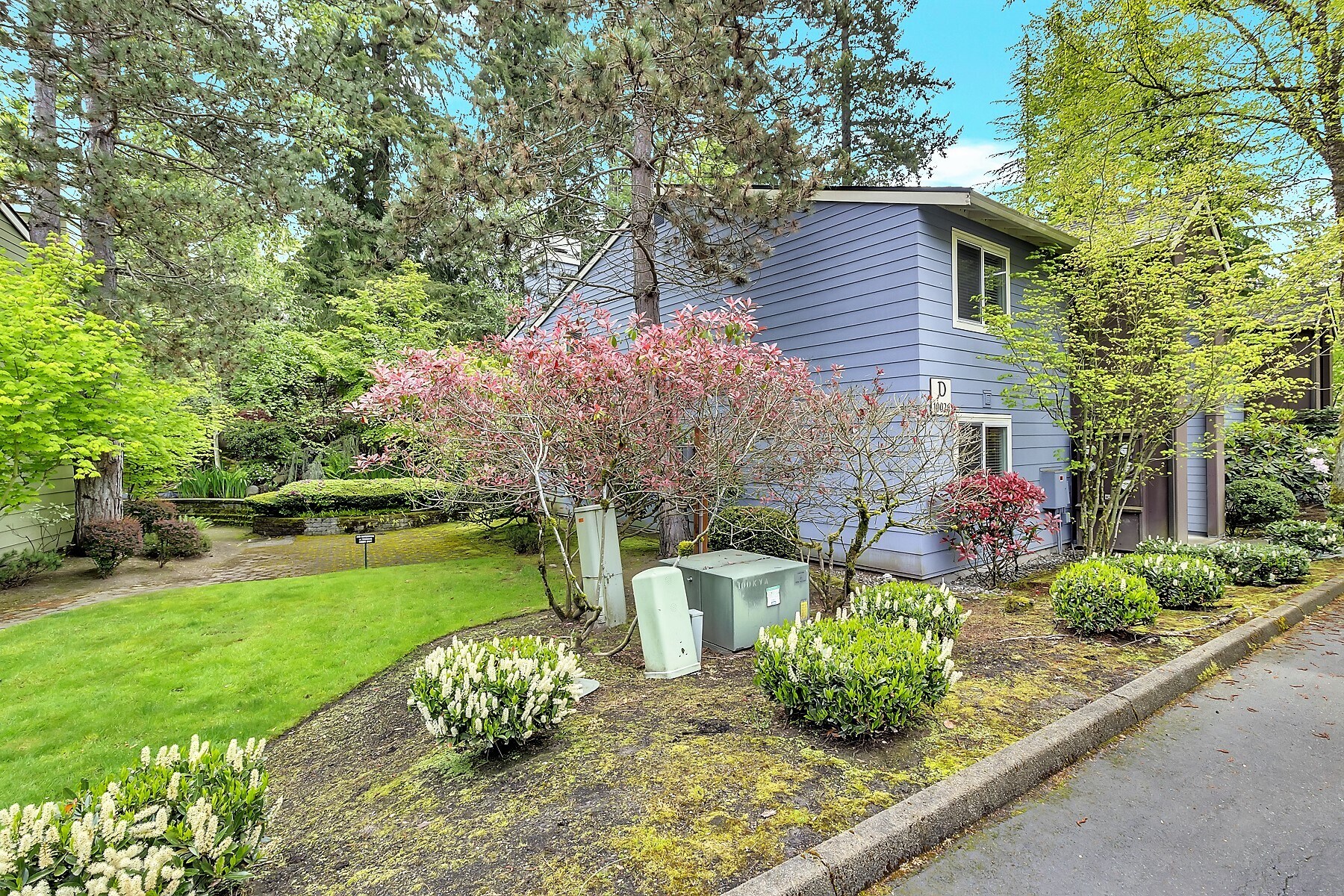 Green space buffer between this unit and next building - 10026 NE 127th Pl