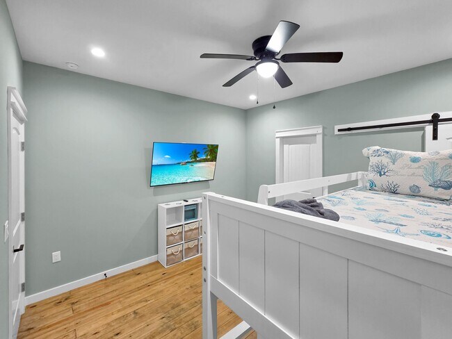 Building Photo - 1032 Sunset Cir