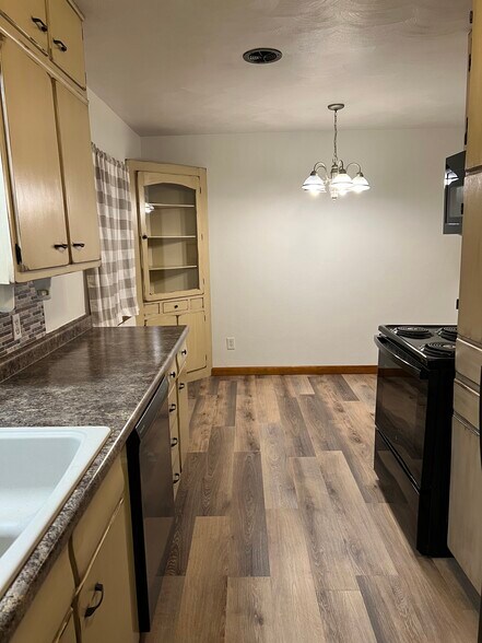 Kitchen / Dining Room - 704 E Pike St