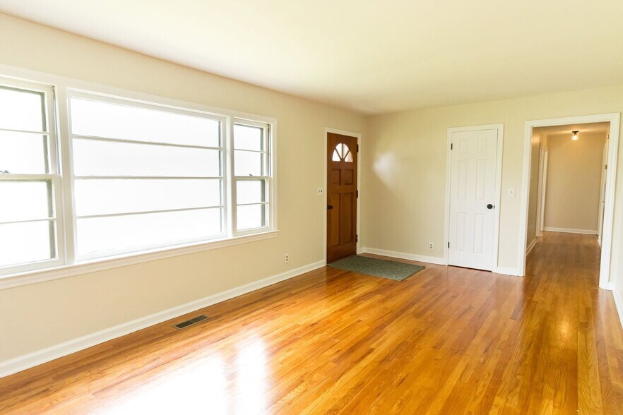 Building Photo - 116 Centro St