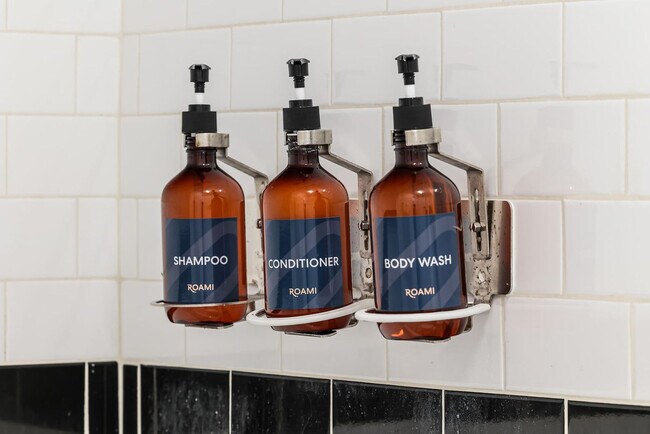 Building Photo - 3031 NE 4th Ave