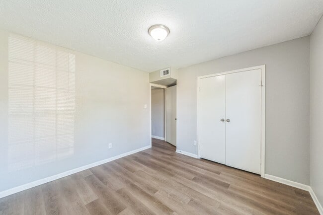 Building Photo - Charming & Spacious Home in La Porte!