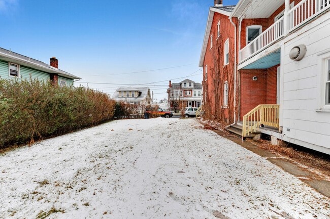 Building Photo - 109 N Sixth St