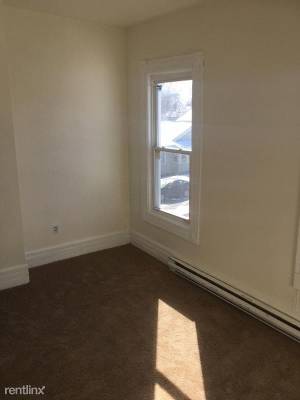 Building Photo - 3 br, 1 bath Apartment - 1 Oak St