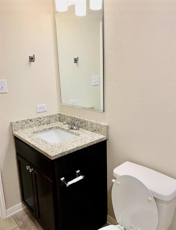 Building Photo - 808 Fallbrook Dr