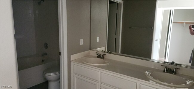Building Photo - 190 Renville Ct
