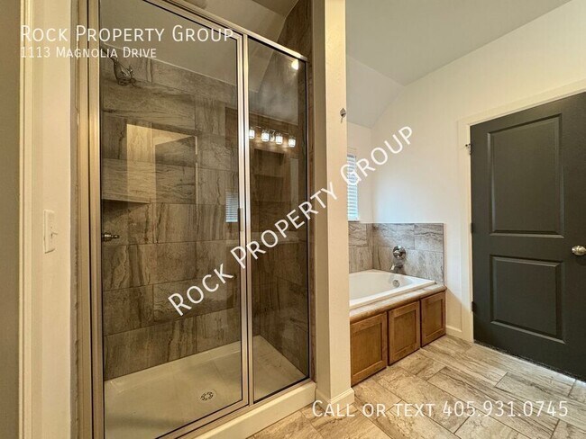 Building Photo - 1113 Magnolia Dr