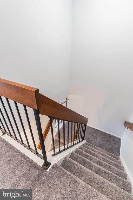 Building Photo - 8708 Village Square Dr