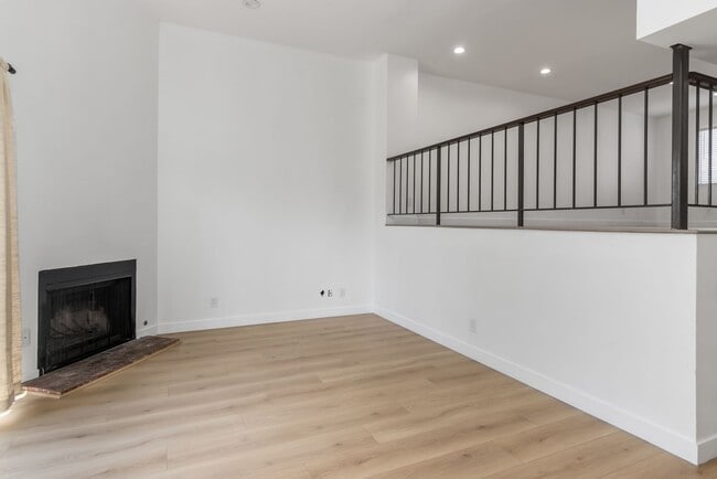 Building Photo - Beautifully Renovated 3-Bedroom Townhome i...