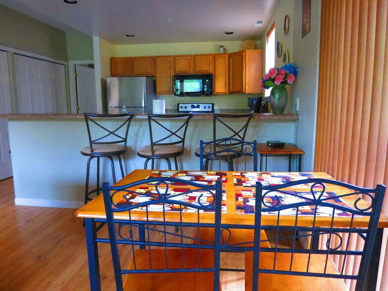 Building Photo - 2701 Midland Ave