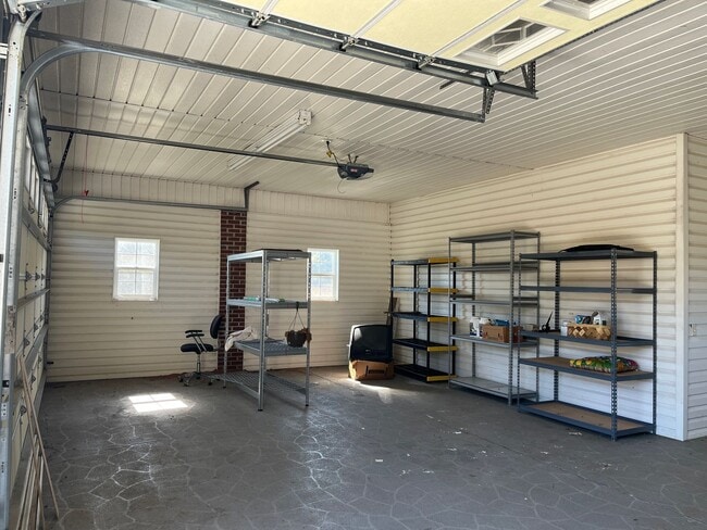 Building Photo - Available Now: 3/2 in Woodruff!