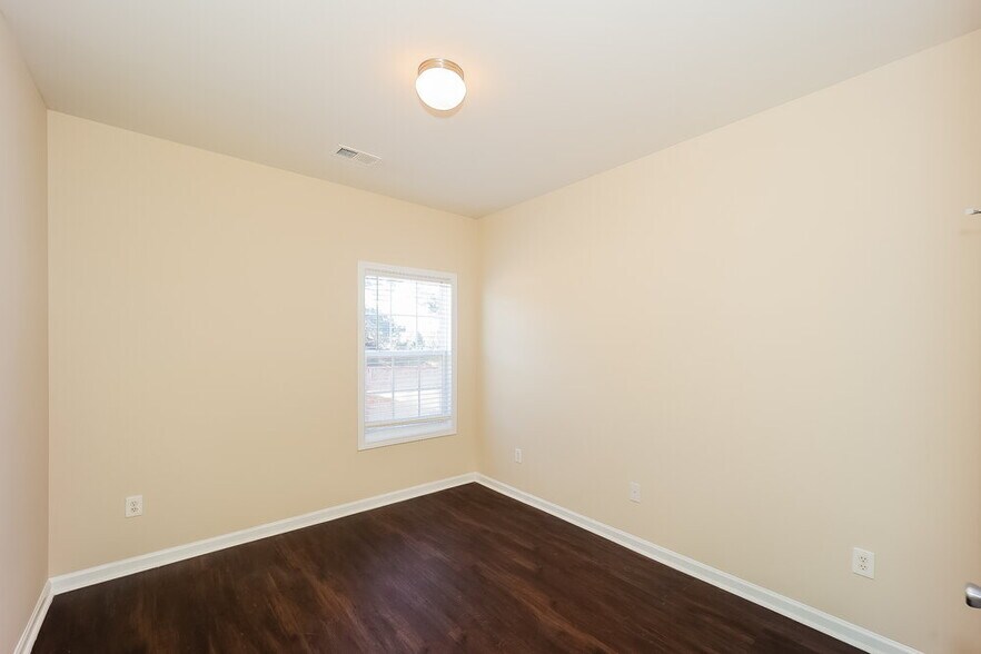 Building Photo - 605 Needle Rush Cir