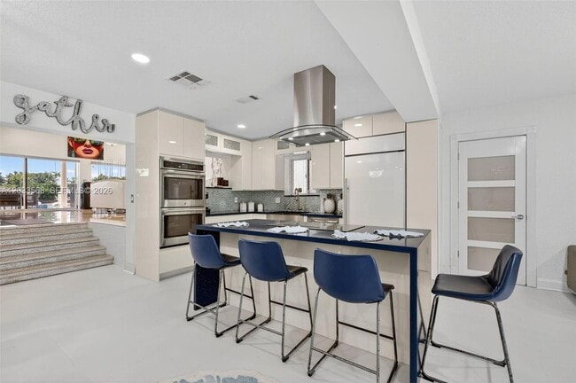 Building Photo - 317 S Riverside Dr