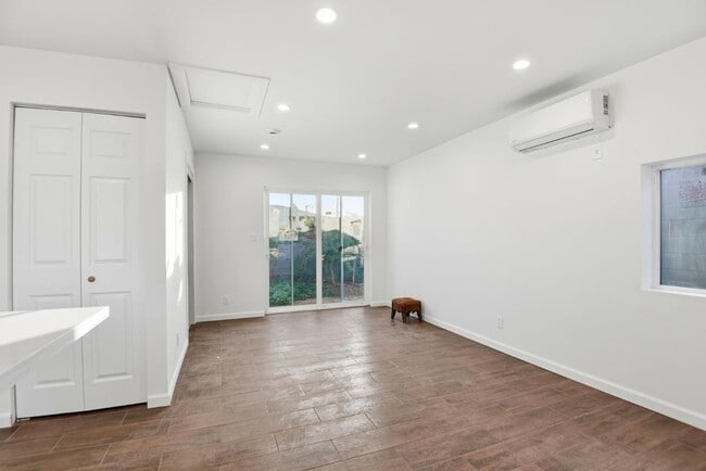 Building Photo - 648 Anita St