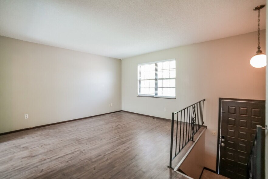 Building Photo - 4912 NW Pennington Ln