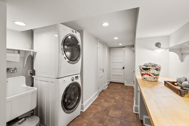 Building Photo - 4 Bed 3.5 bath - Kensington Victorian - Mo...