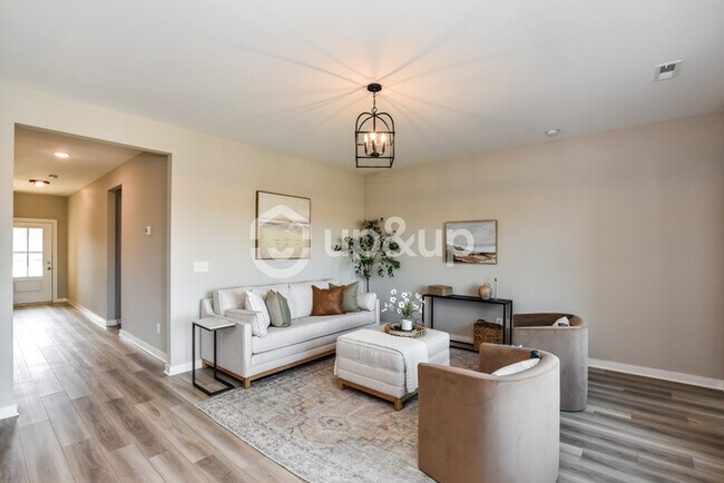 Building Photo - Fantastic 4bd/2ba home! Coming soon!