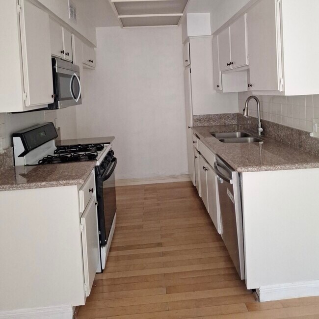 Building Photo - 315 S Harvard Blvd