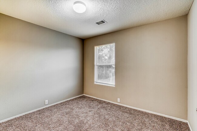 Building Photo - 6331 Scotchwood Dr