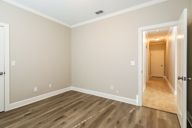 Building Photo - 2171 Club Lake Dr