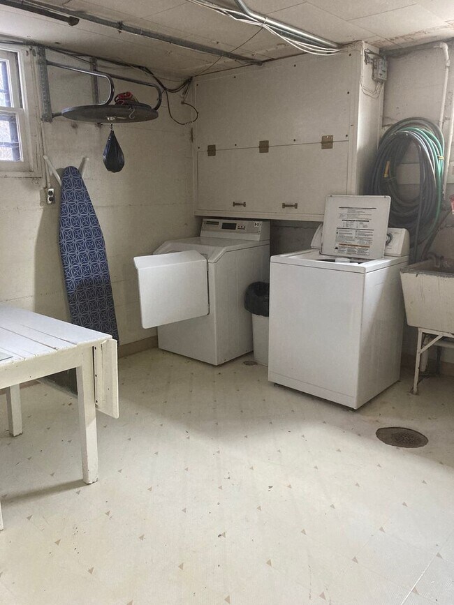 Building Photo - 365-365 N 8th St