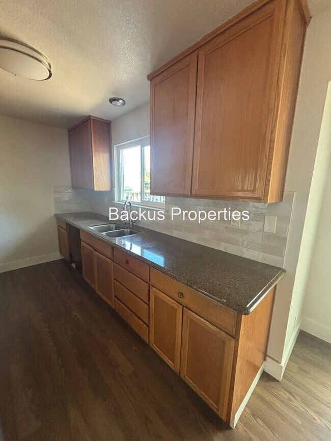 Building Photo - Updated three-bedroom unit in North Salinas